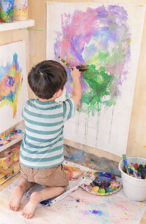 四日市市 こどもアートショップ — 集中してものづくりをする子ども